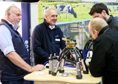 Fachgespräch an einem Messestand