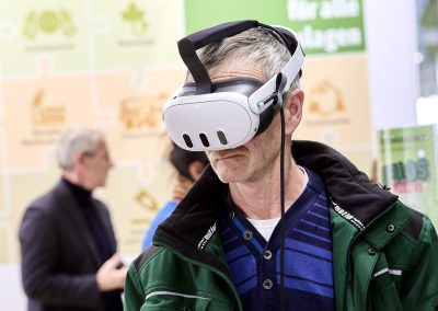 Besucher testet VR-Brille