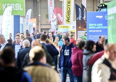 Viele Besucher in den Gängen der Halle 3