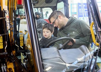 Vater mit Sohn gucken sich Landtechnik an