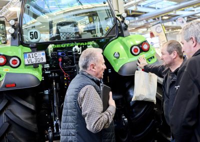 Gespräch am Stand der Maschinenringe über Traktor