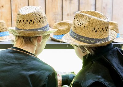 LBD verteilt Strohhüte an Besucher