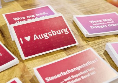 Postkarten an einem Messestand