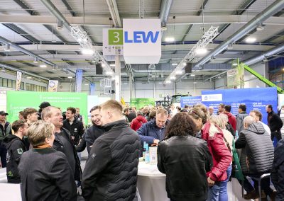 Viele Besucher auf der Fläche des BBV