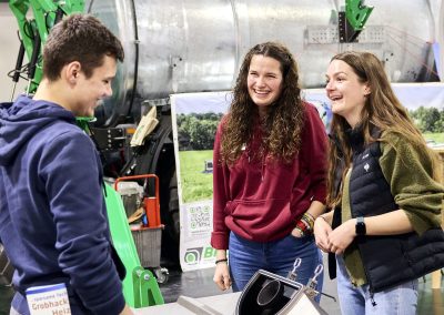 Nettes Gespräch an einem Messestand