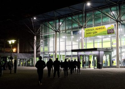 Die Messe Augsburg im Dunkeln, das Foyer ist grün beleuchtet