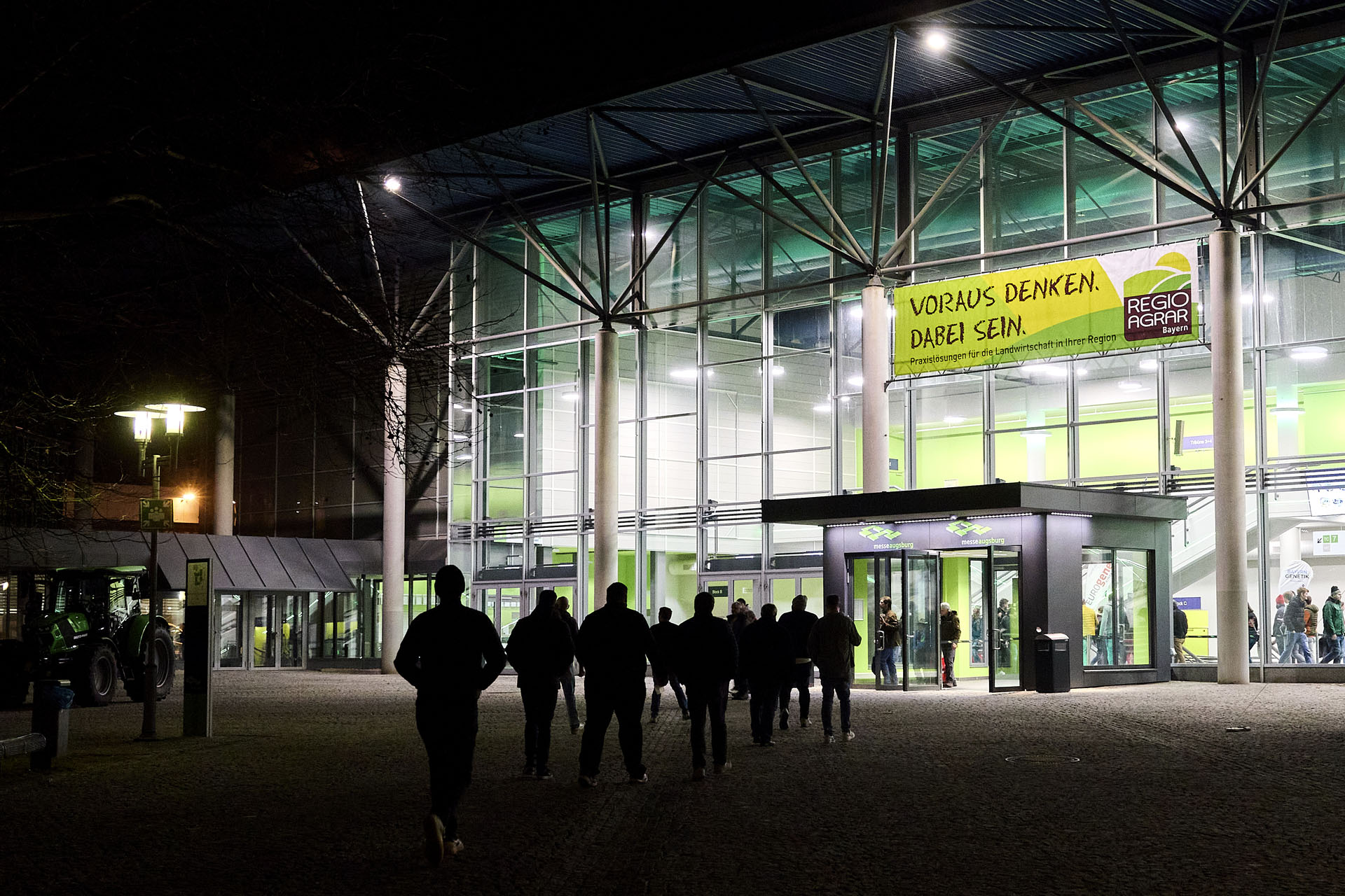 Die Messe Augsburg im Dunkeln, das Foyer ist grün beleuchtet