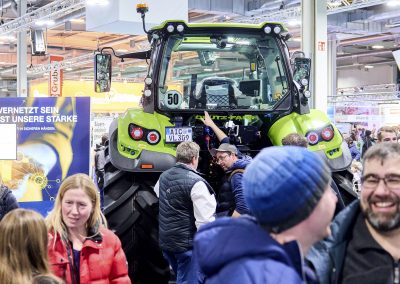Viele Besucher rund um einen Traktor