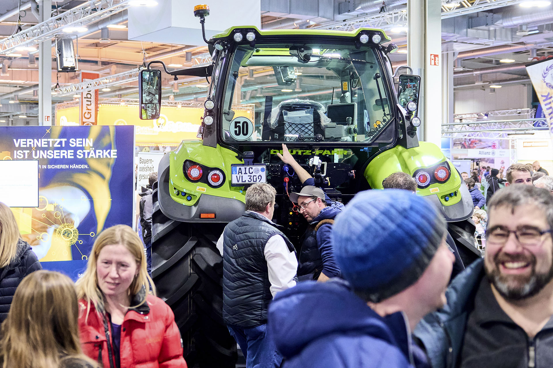 Viele Besucher rund um einen Traktor