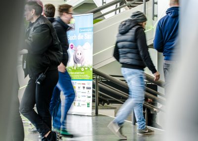 Besucher gehen in die Messehallen