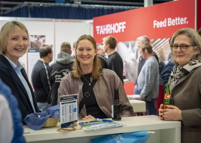 Drei Frauen an einem Messestand