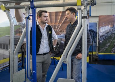 Beratungsgespräch an einem Stand zur Stalltechnik