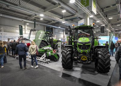 Großer Landtechnik-Stand in Halle 3, mit Traktoren und anderen Geräten und Fahrzeugen