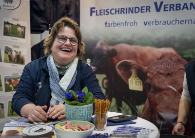 Ausstellerin an ihrem Stand