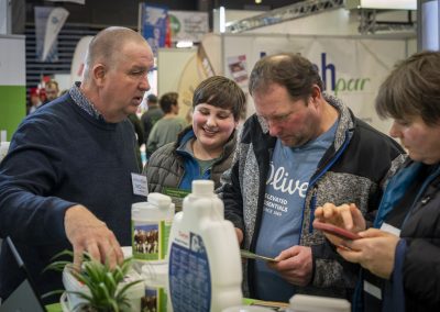 Messebesucher im Gespräch an einem Messestand