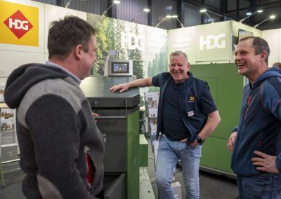 Gespräch am Messestand von HDG Bavaria