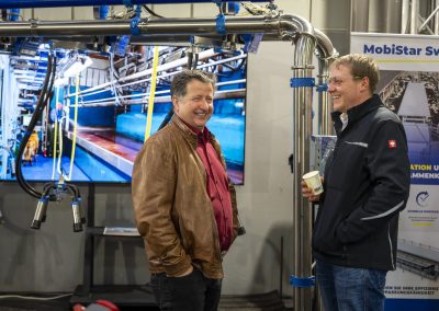 Gespräch an einem Stand über Melktechnik