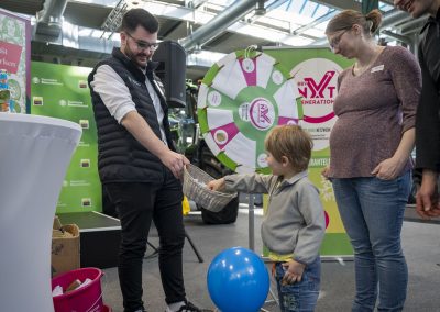 Kind gewinnt Preis bei einem Gewinnspiel des BBV