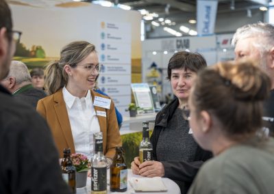 Beratungsgespräch an einem Messestand