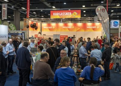 Blick über zwei Messestände mit vielen Besuchern