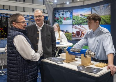Kundengespräch an einem Messestand