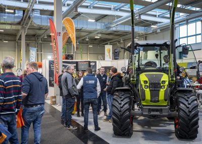 Claas Traktor und viele Besucher