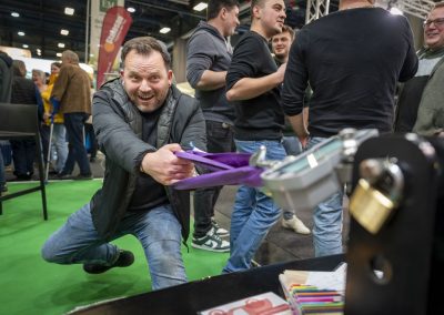 Besucher probiert Waage an einem Messestand aus