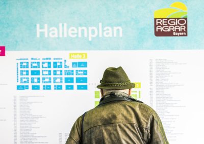 Besucher steht vor Hallenplan der RegioAgrar Bayern