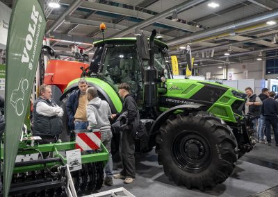 Traktor auf einem Messestand in Halle 3