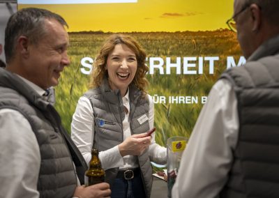 Gespräch an einem Messestand