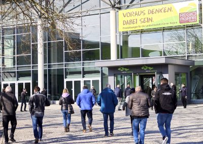 Besucher auf dem Weg zum Haupteingang