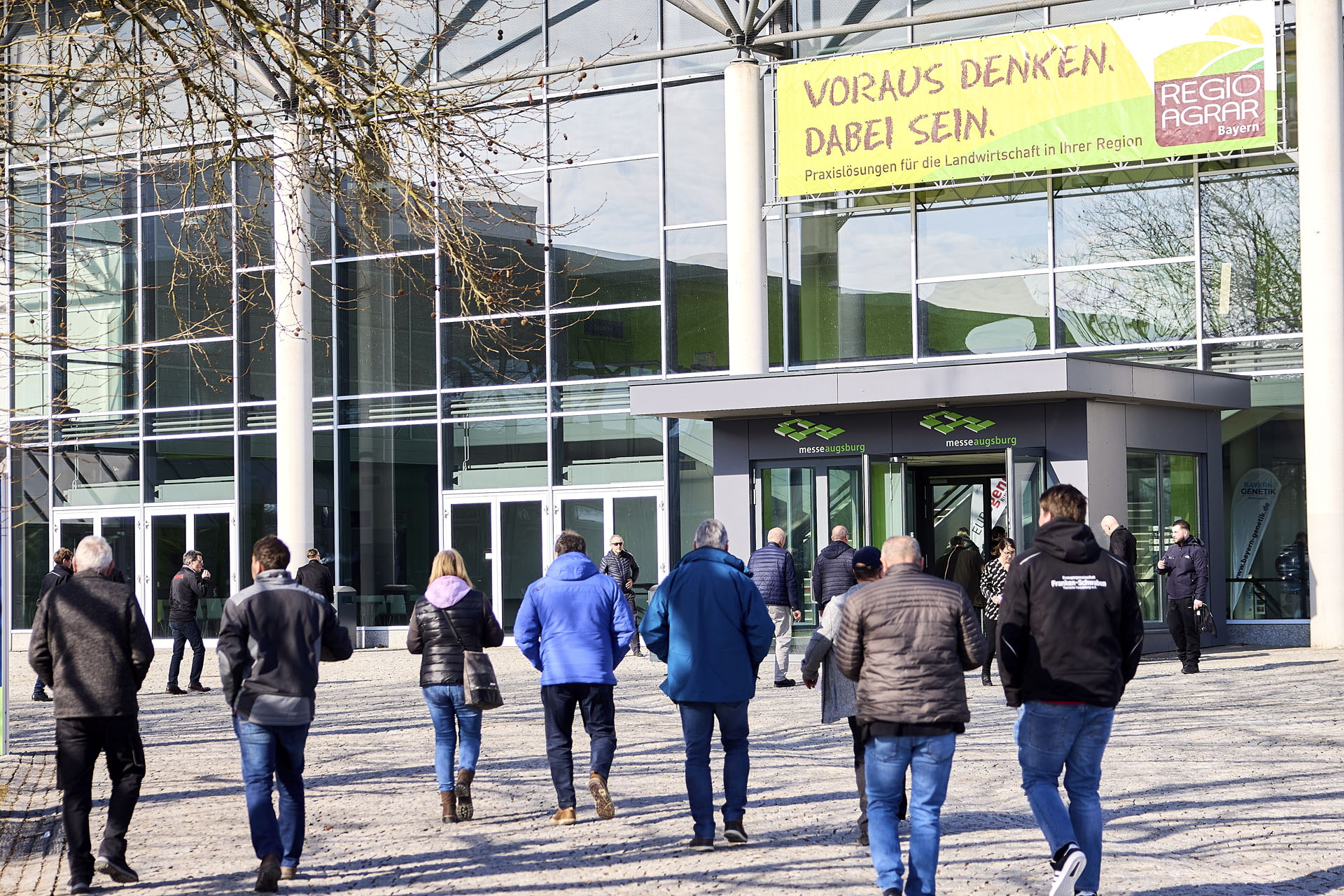 Besucher auf dem Weg zum Haupteingang